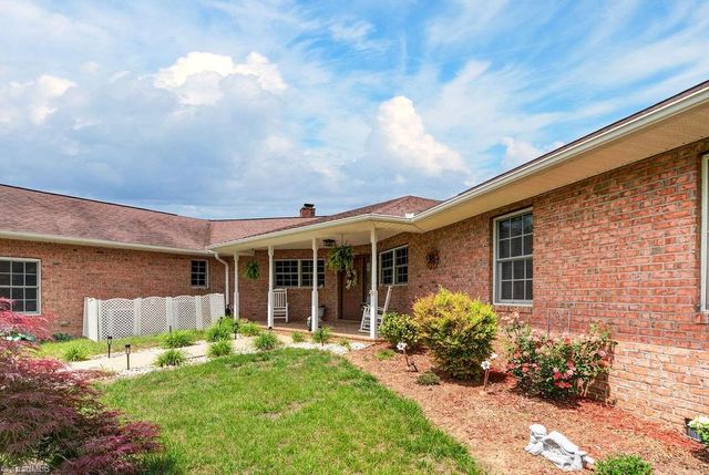 1102 Bear Creek Lane, Pinnacle, NC 27043