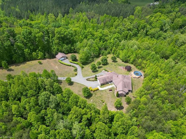 1102 Bear Creek Lane, Pinnacle, NC 27043