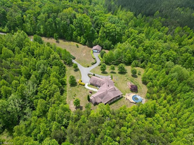 1102 Bear Creek Lane, Pinnacle, NC 27043