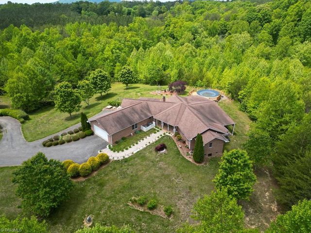 1102 Bear Creek Lane, Pinnacle, NC 27043