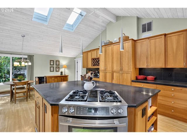 5900 BUENA VISTA Dr, Vancouver, WA 98661
