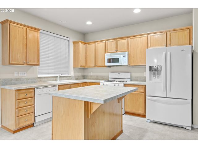 6341 Se KENSINGTON St, Hillsboro, OR 97123