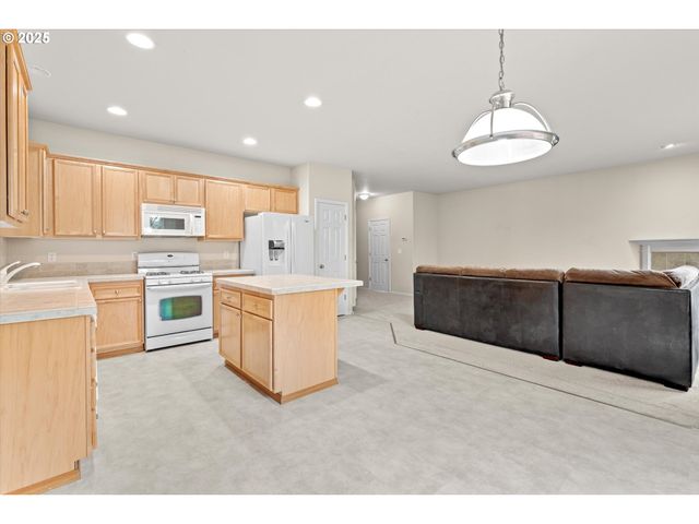 6341 Se KENSINGTON St, Hillsboro, OR 97123