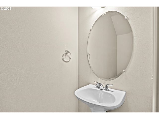 6341 Se KENSINGTON St, Hillsboro, OR 97123