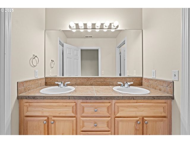 6341 Se KENSINGTON St, Hillsboro, OR 97123