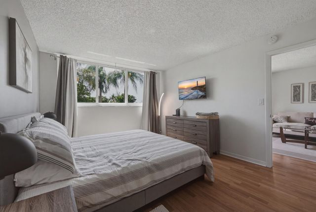 9823 S Hollybrook Lake Drive 206, Pembroke Pines, FL 33025