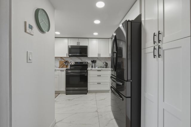 9823 S Hollybrook Lake Drive 206, Pembroke Pines, FL 33025