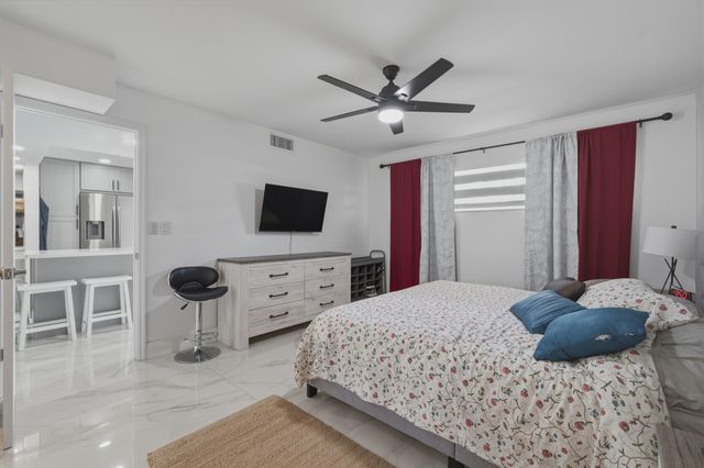 9823 S Hollybrook Lake Drive 206, Pembroke Pines, FL 33025