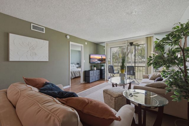 9823 S Hollybrook Lake Drive 206, Pembroke Pines, FL 33025