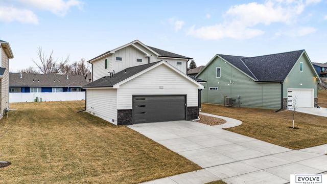 921 Arlene Circle, Papillion, NE 68046