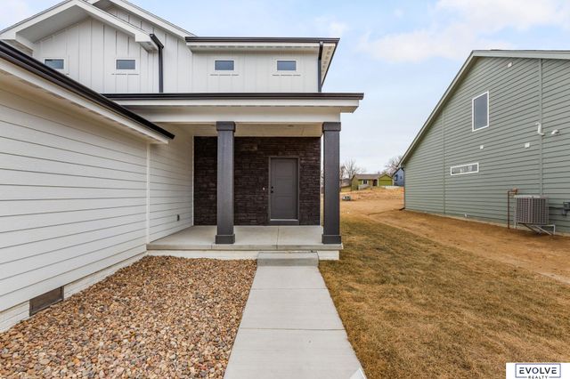 921 Arlene Circle, Papillion, NE 68046