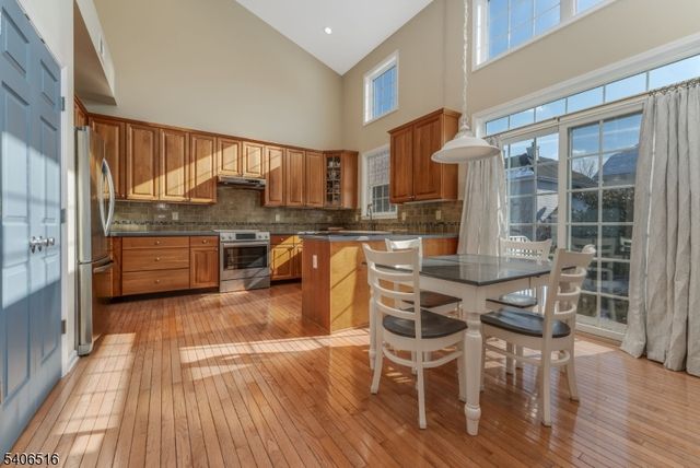 14 Pony Ln, Raritan Twp., NJ 08822