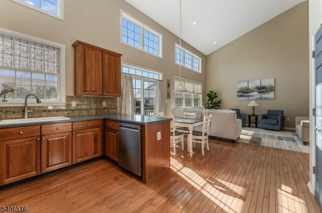 14 Pony Ln, Raritan Twp., NJ 08822