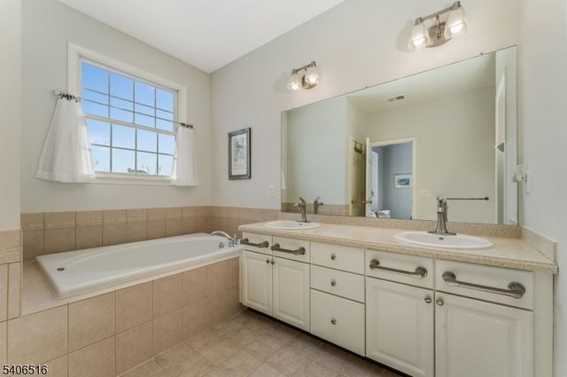 14 Pony Ln, Raritan Twp., NJ 08822