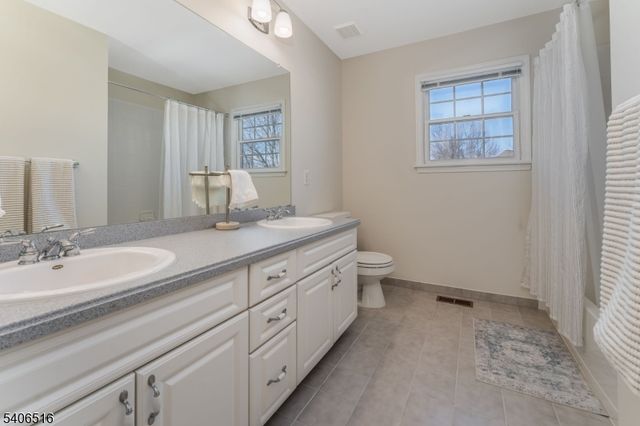 14 Pony Ln, Raritan Twp., NJ 08822