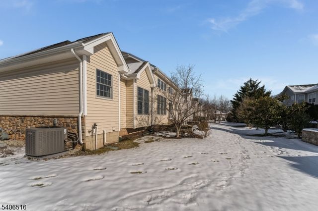 14 Pony Ln, Raritan Twp., NJ 08822