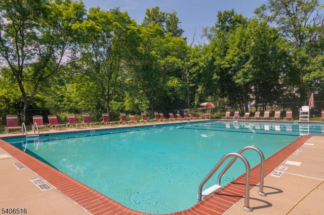 14 Pony Ln, Raritan Twp., NJ 08822