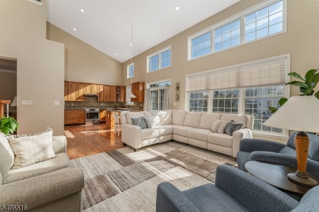 14 Pony Ln, Raritan Twp., NJ 08822