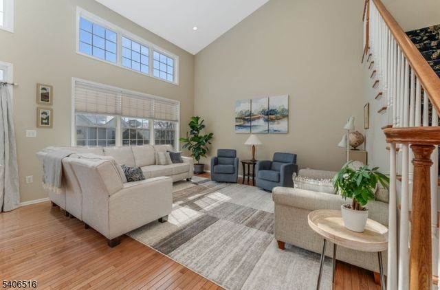 14 Pony Ln, Raritan Twp., NJ 08822