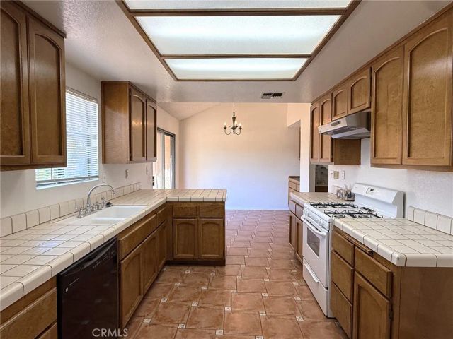 1061 N Glendora Avenue, Covina, CA 91724