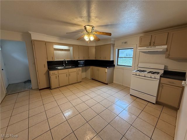 604 Crider Avenue NE, New Philadelphia, OH 44663