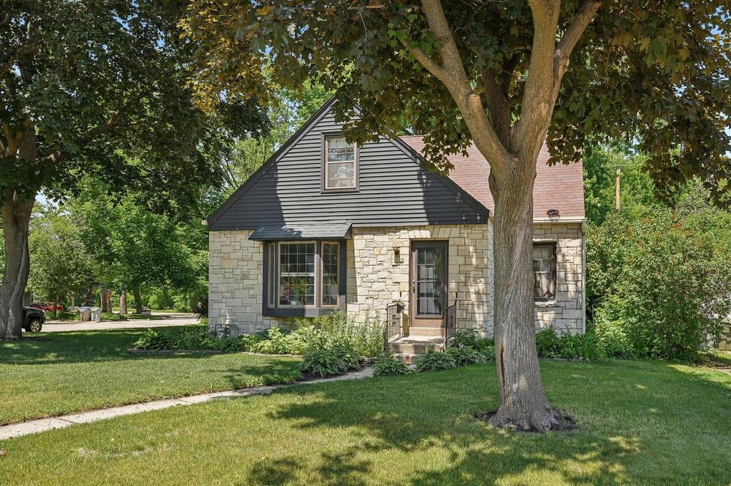 4630 W Cleveland AVENUE, Milwaukee, WI 53219