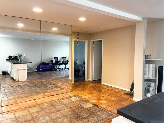 8332 Regents Rd 1F, San Diego, CA 92122