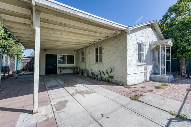 4117 E Kaviland Avenue, Fresno, CA 93725