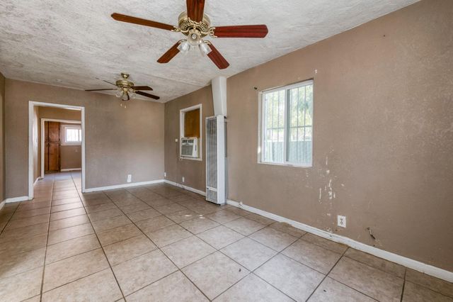 4117 E Kaviland Avenue, Fresno, CA 93725