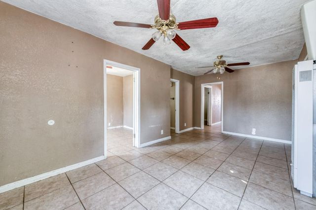 4117 E Kaviland Avenue, Fresno, CA 93725