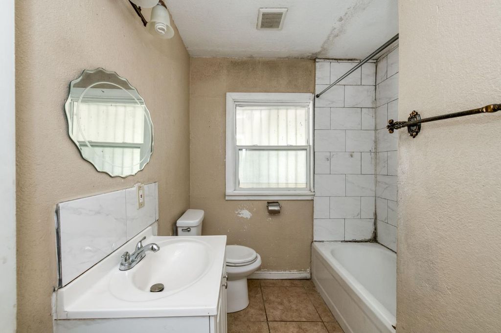 Image 10 of property listing at 4117 E Kaviland Avenue, Fresno, CA 93725