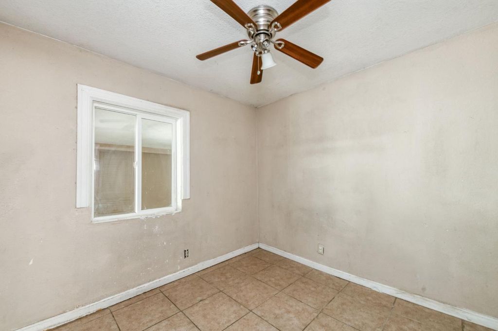Image 11 of property listing at 4117 E Kaviland Avenue, Fresno, CA 93725