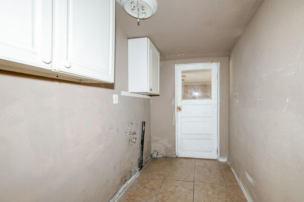 Image 12 of property listing at 4117 E Kaviland Avenue, Fresno, CA 93725