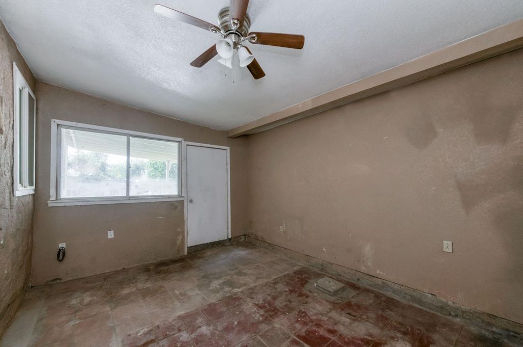 Image 13 of property listing at 4117 E Kaviland Avenue, Fresno, CA 93725