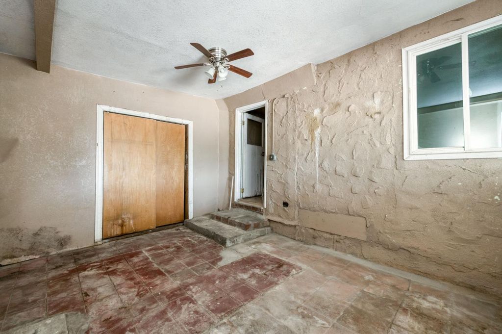 Image 14 of property listing at 4117 E Kaviland Avenue, Fresno, CA 93725