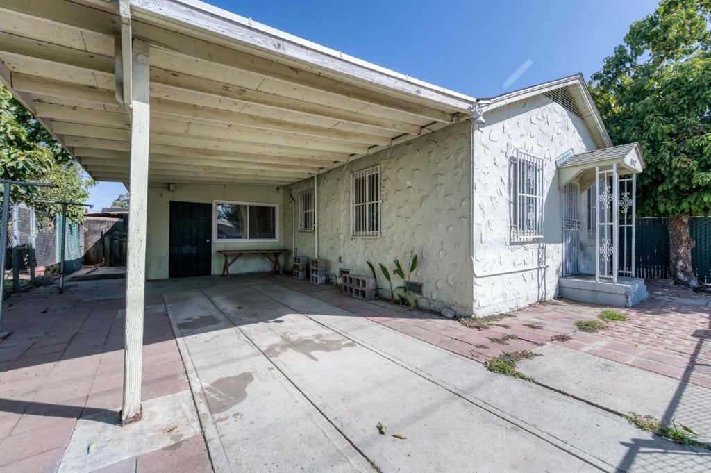 Image 16 of property listing at 4117 E Kaviland Avenue, Fresno, CA 93725