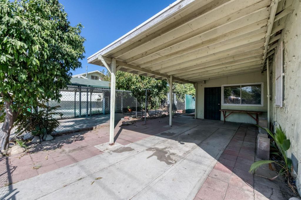 Image 17 of property listing at 4117 E Kaviland Avenue, Fresno, CA 93725