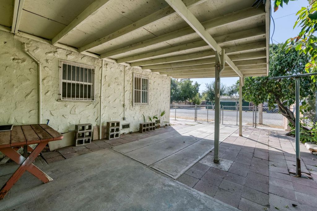 Image 18 of property listing at 4117 E Kaviland Avenue, Fresno, CA 93725