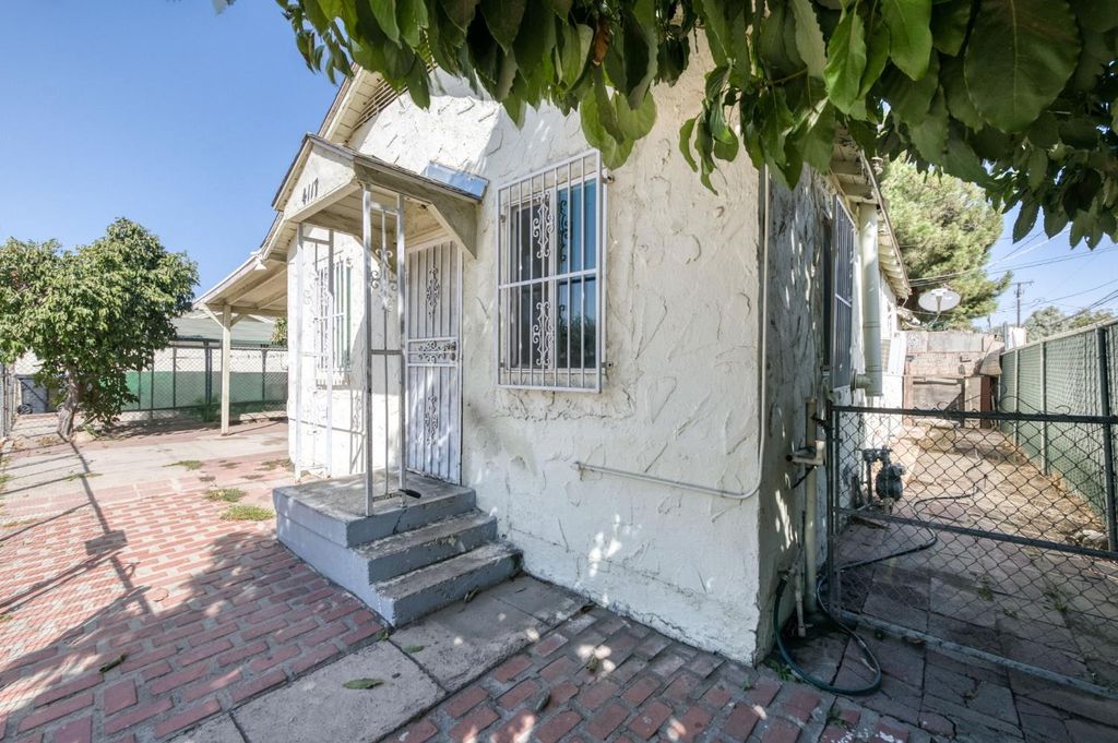 Image 2 of property listing at 4117 E Kaviland Avenue, Fresno, CA 93725