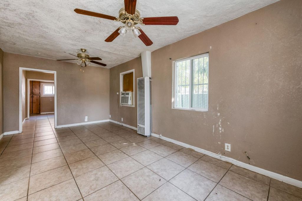 Image 3 of property listing at 4117 E Kaviland Avenue, Fresno, CA 93725