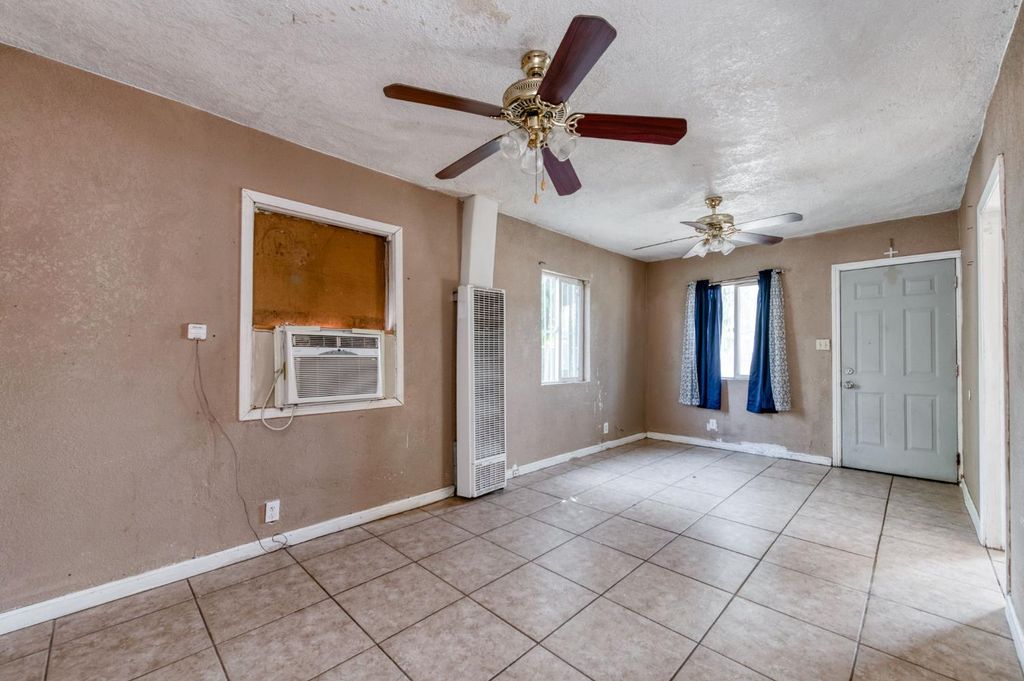 Image 4 of property listing at 4117 E Kaviland Avenue, Fresno, CA 93725