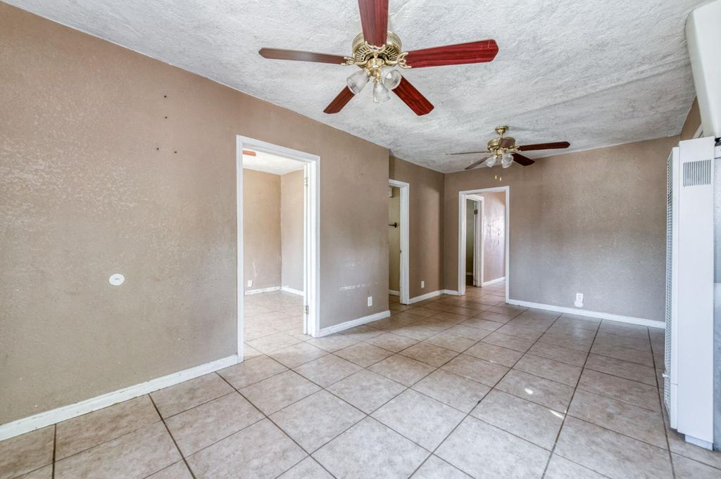 Image 5 of property listing at 4117 E Kaviland Avenue, Fresno, CA 93725