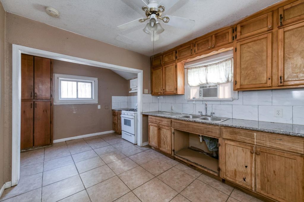 Image 6 of property listing at 4117 E Kaviland Avenue, Fresno, CA 93725