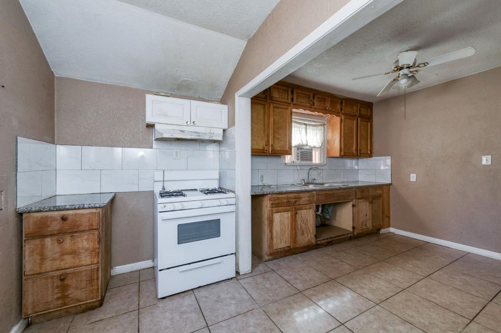 Image 7 of property listing at 4117 E Kaviland Avenue, Fresno, CA 93725