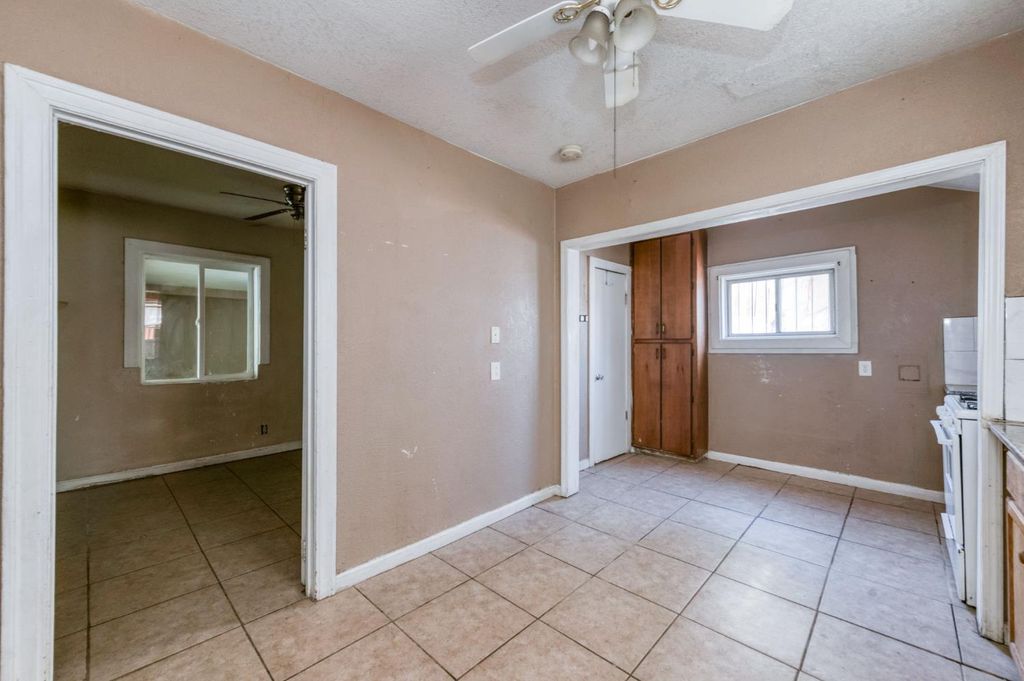 Image 8 of property listing at 4117 E Kaviland Avenue, Fresno, CA 93725
