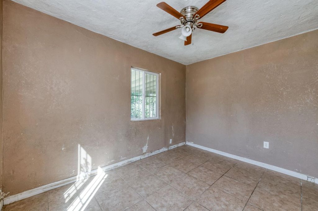 Image 9 of property listing at 4117 E Kaviland Avenue, Fresno, CA 93725