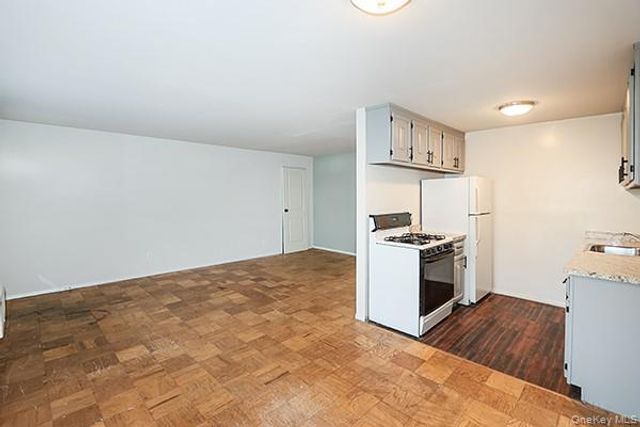 1233 Melville Rd 24, Farmingdale, NY 11735