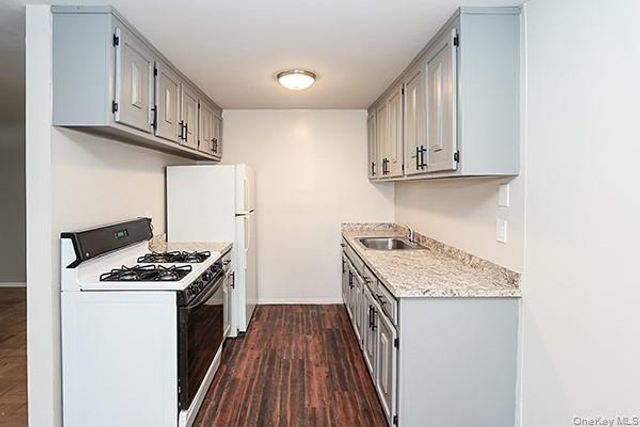 1233 Melville Rd 24, Farmingdale, NY 11735