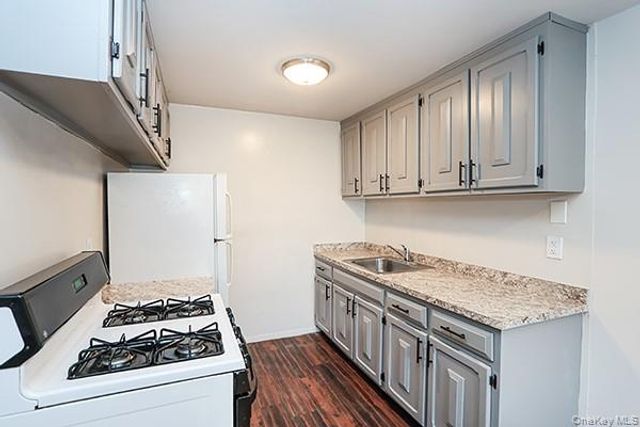 1233 Melville Rd 24, Farmingdale, NY 11735