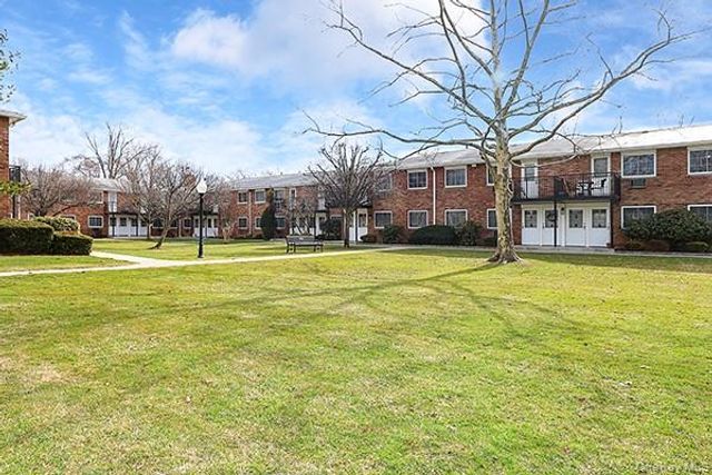 1233 Melville Rd 24, Farmingdale, NY 11735